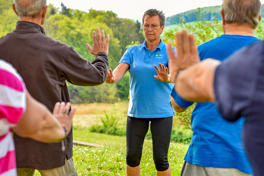 Qigong im Freien in der Eleonoren-Klinik in Lindenfels-Winterkasten Qigong im Freien in der Eleonoren-Klinik in Lindenfels-Winterkasten